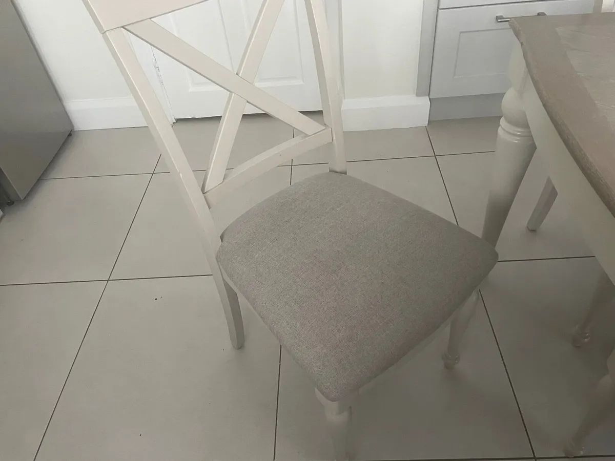 Table and chairs - Image 3
