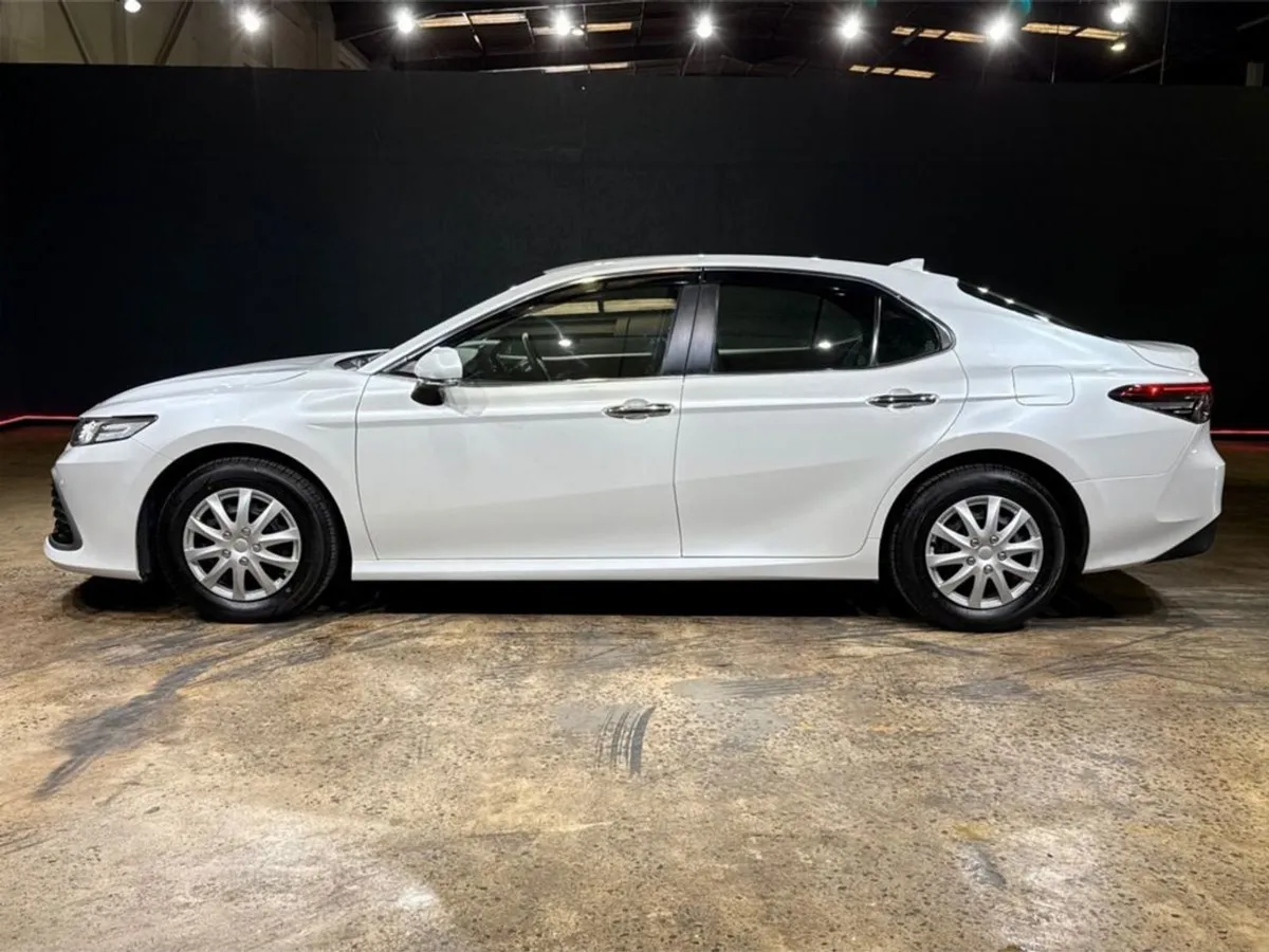 Toyota Camry 2.5 Hybrid Automatic - Reverse Camera - Image 4