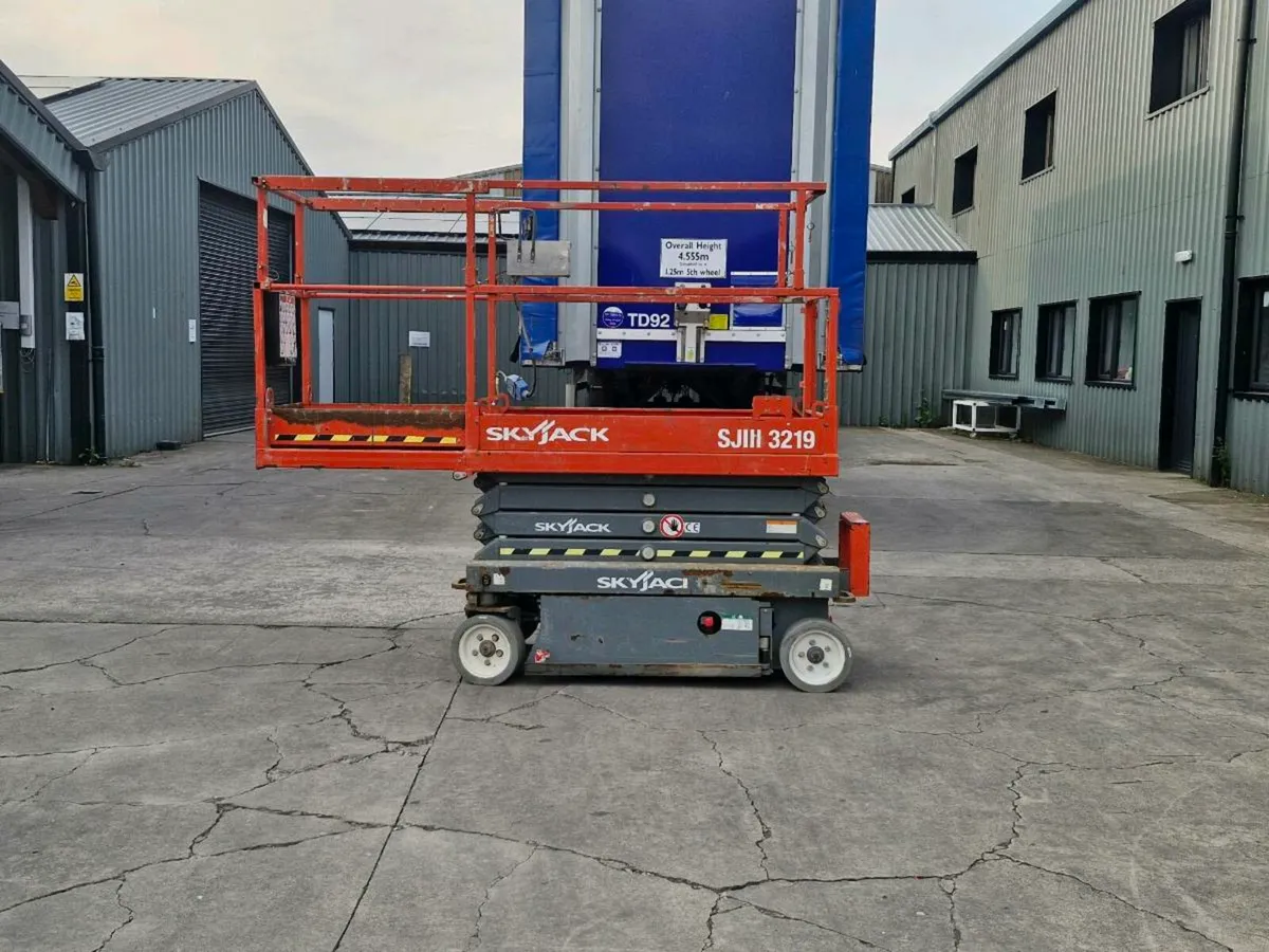 SKYJACK SJIII3219 SCISSOR LIFT - Image 1