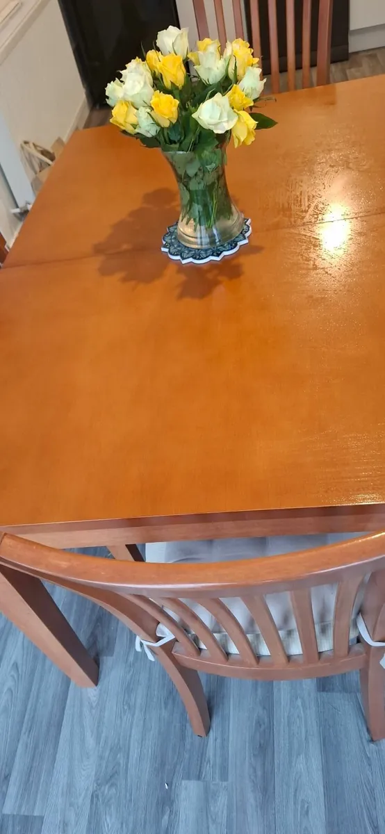 Beautiful extendable kitchen table & 6 chairs - Image 1