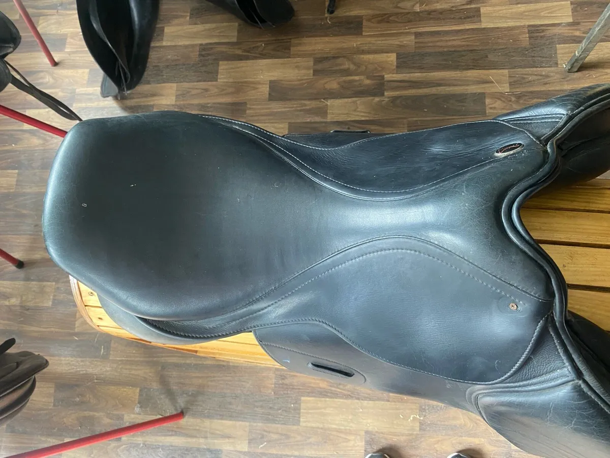 Shires adjustable Leather saddle 18-18.5” - Image 2