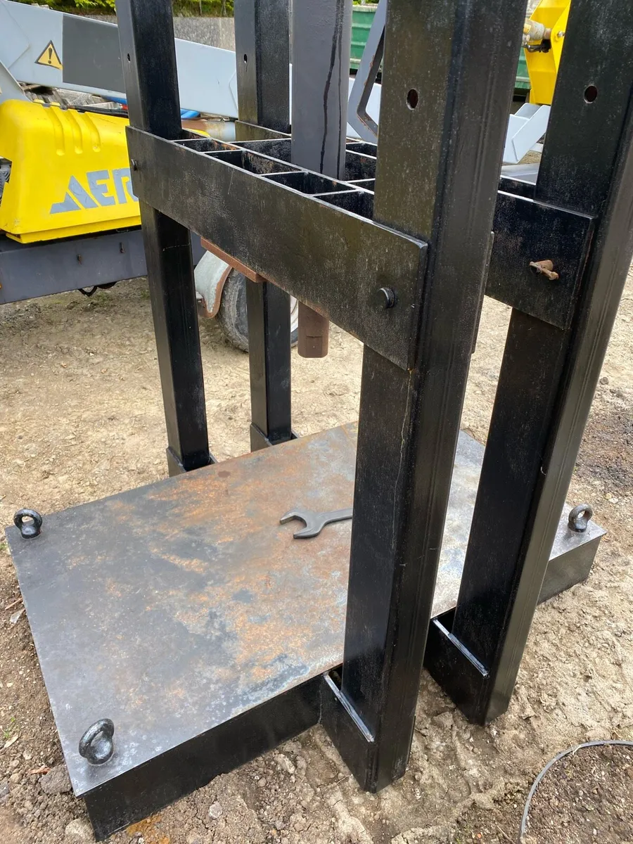Hydraulic press - Image 1