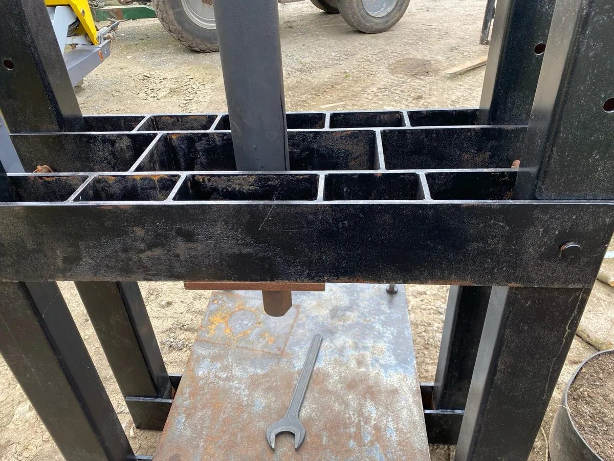 Hydraulic press - Image 2