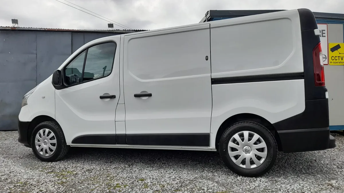 212 Renault Trafic 2.0 dci 120 swb - Image 3