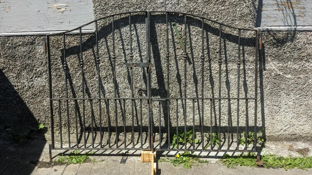 Pair of Iron Gates and required fixings - Image 2