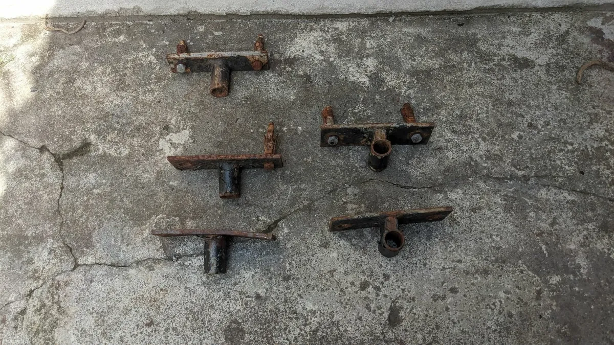 Pair of Iron Gates and required fixings - Image 4