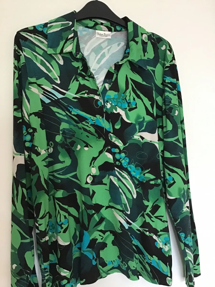 Beautiful green top - Image 4