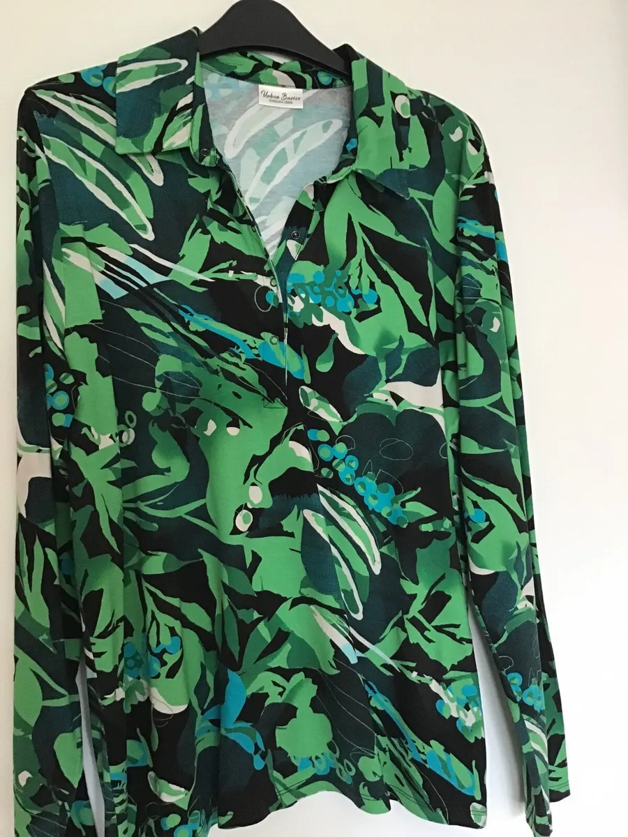 Beautiful green top - Image 1