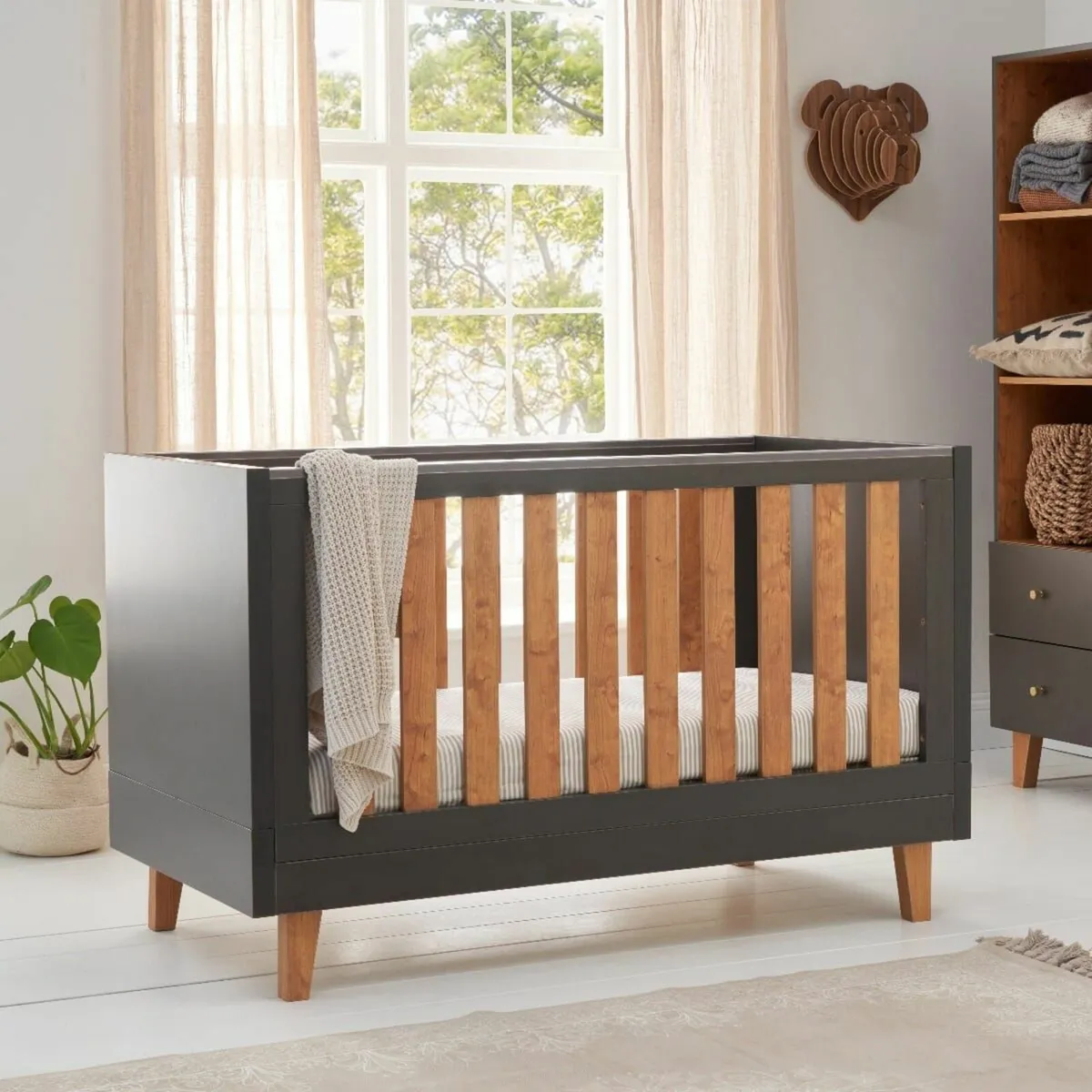 Nursery cot and dresser - Image 1