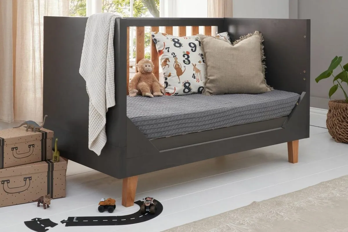 Nursery cot and dresser - Image 3