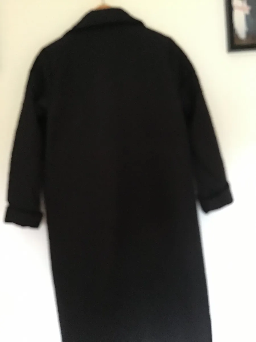 A black Carolyn Donnelly coat - Image 4