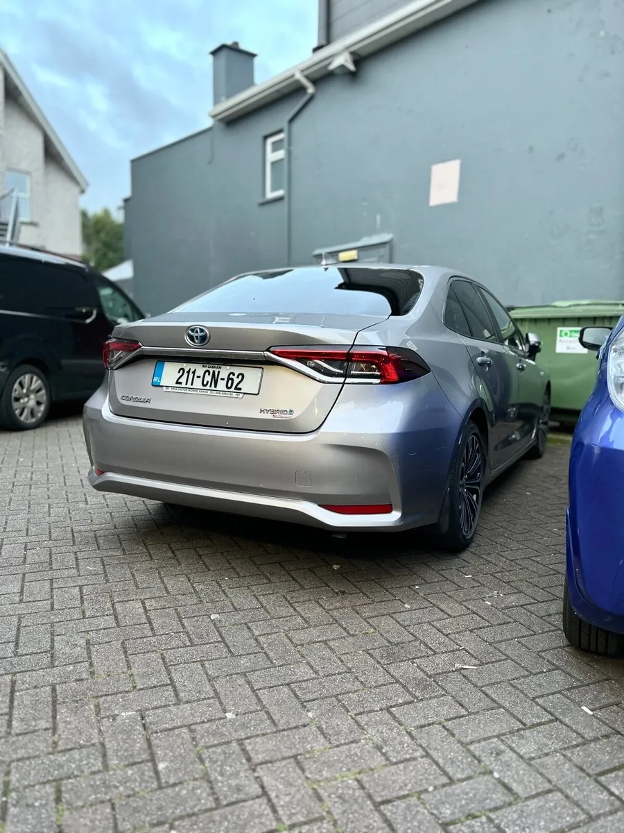Toyota Corolla Hybrid Luna Sport Saloon 2021 - Image 2