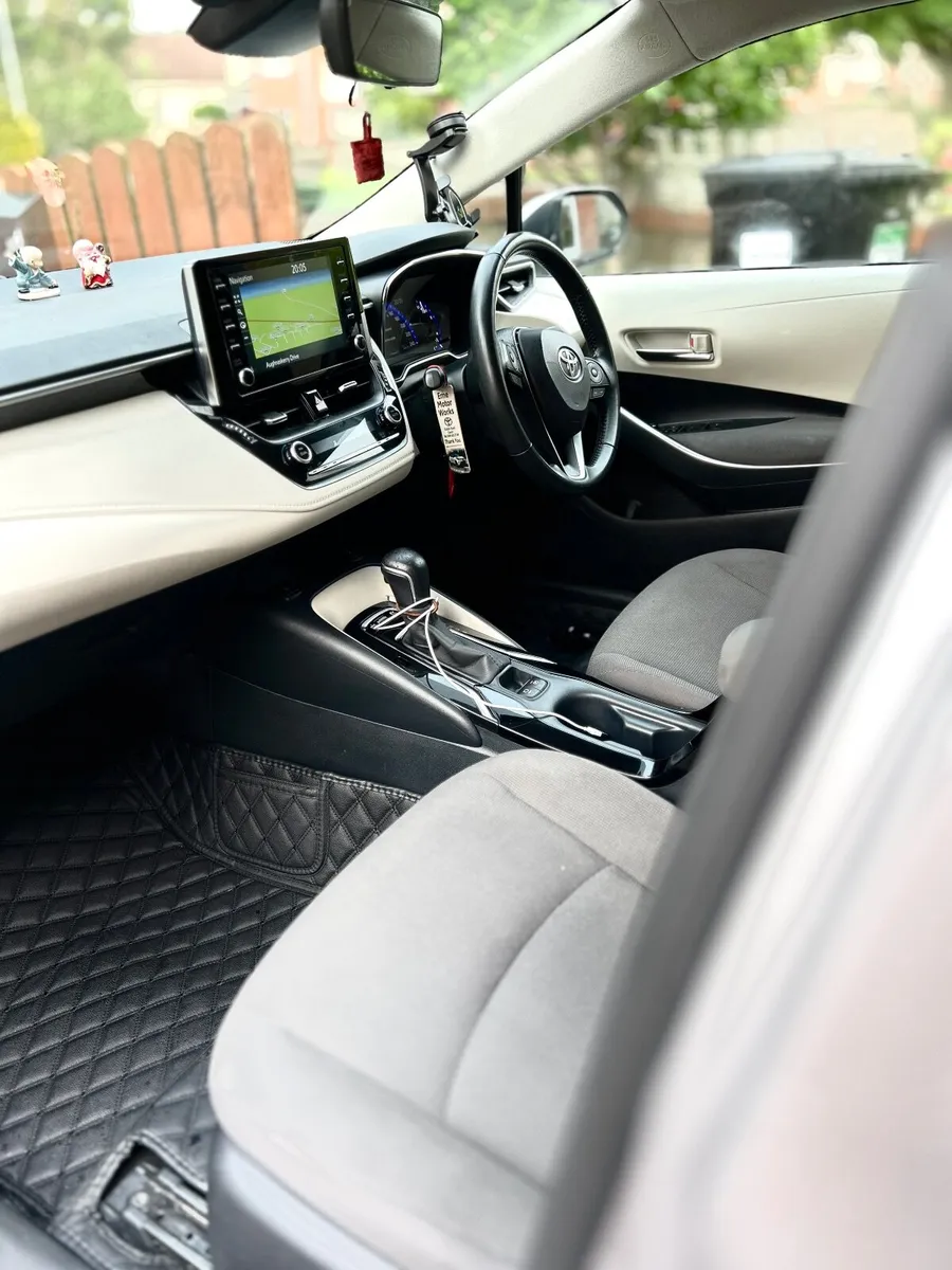 Toyota Corolla Hybrid Luna Sport Saloon 2021 - Image 4