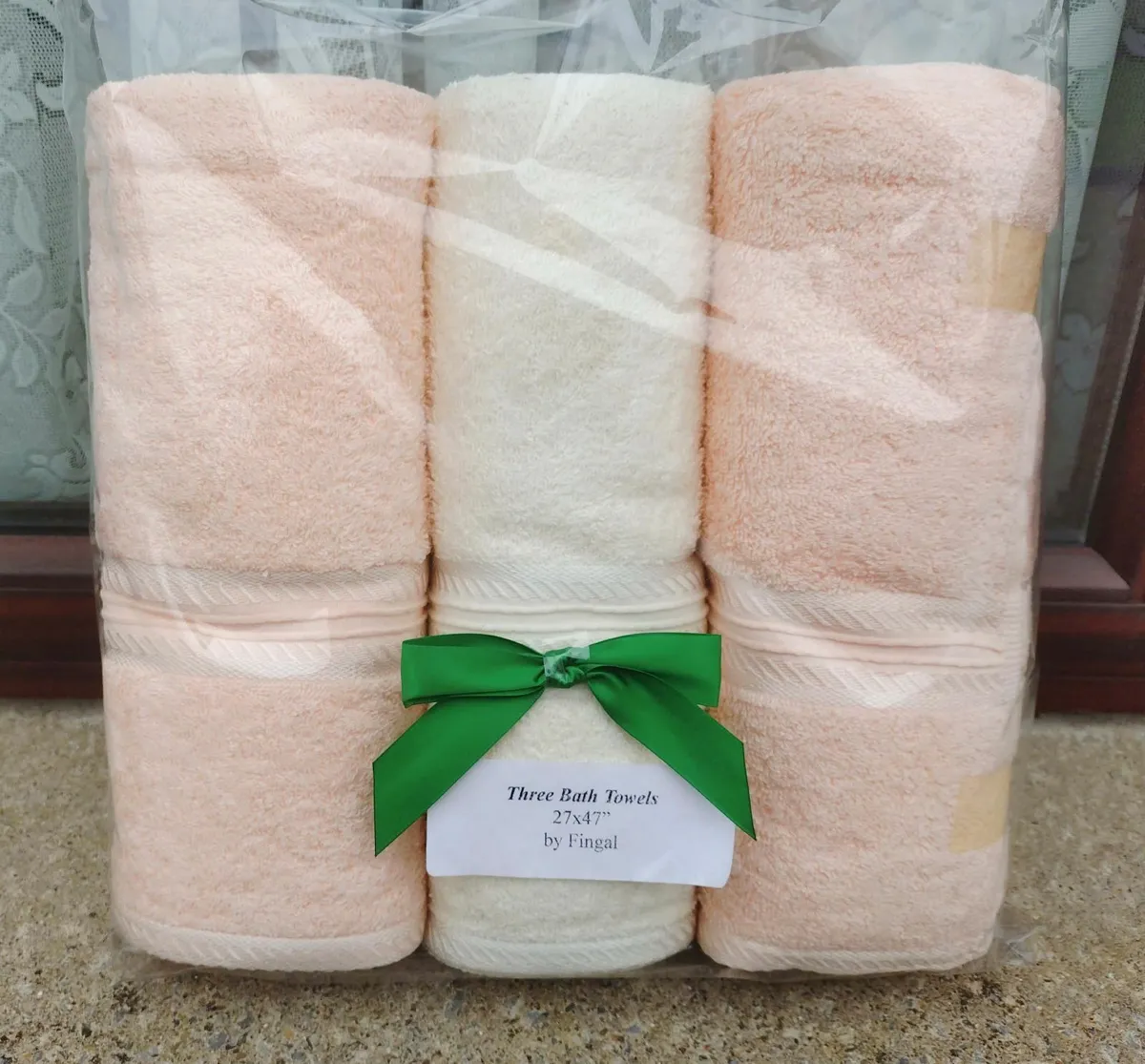 3 BATH TOWELS (BRAND NEW). - Image 1