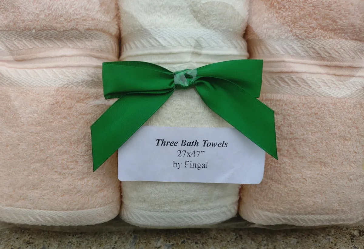 3 BATH TOWELS (BRAND NEW). - Image 2