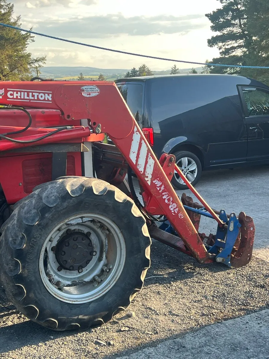 Chillton loader off 390 Massey - Image 4