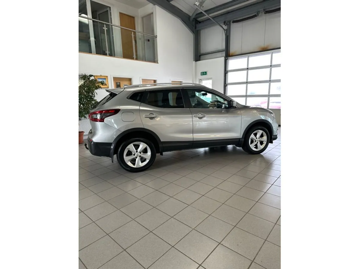 Nissan QASHQAI 1.2 SV CVT 18 4DR Auto - Image 2