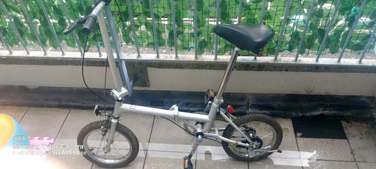 Folding bike 12in wheels - Image 1