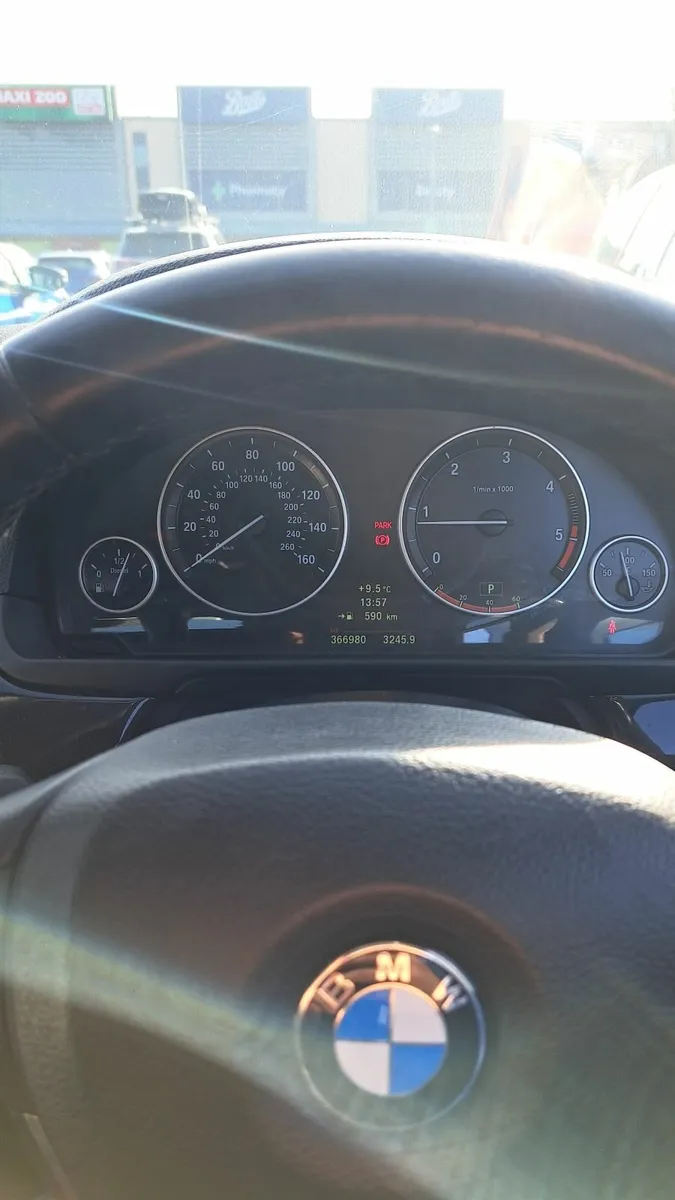 BMW 5-Series 2011 - Image 2