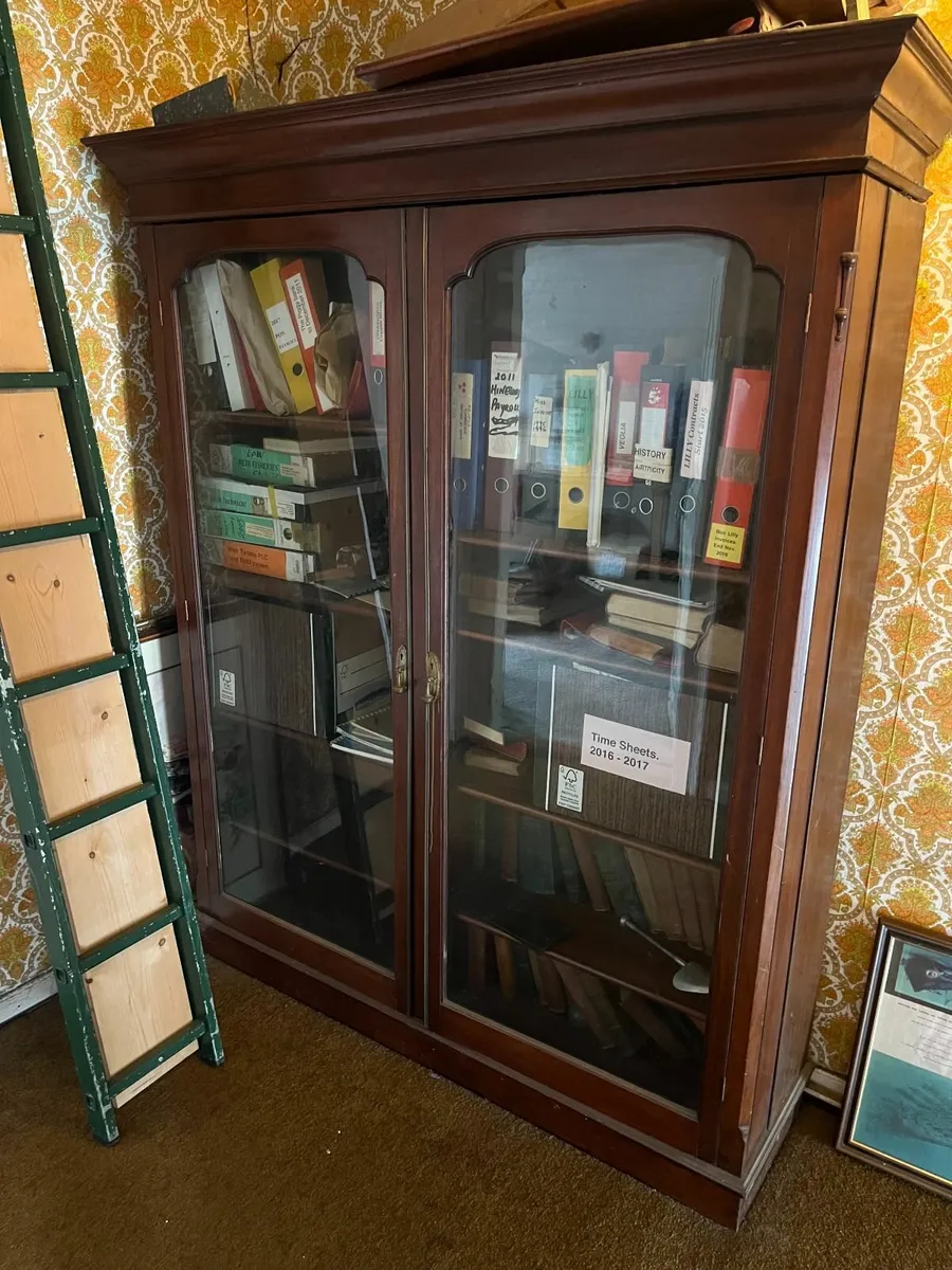ANTIQUE DISPLAY CASE