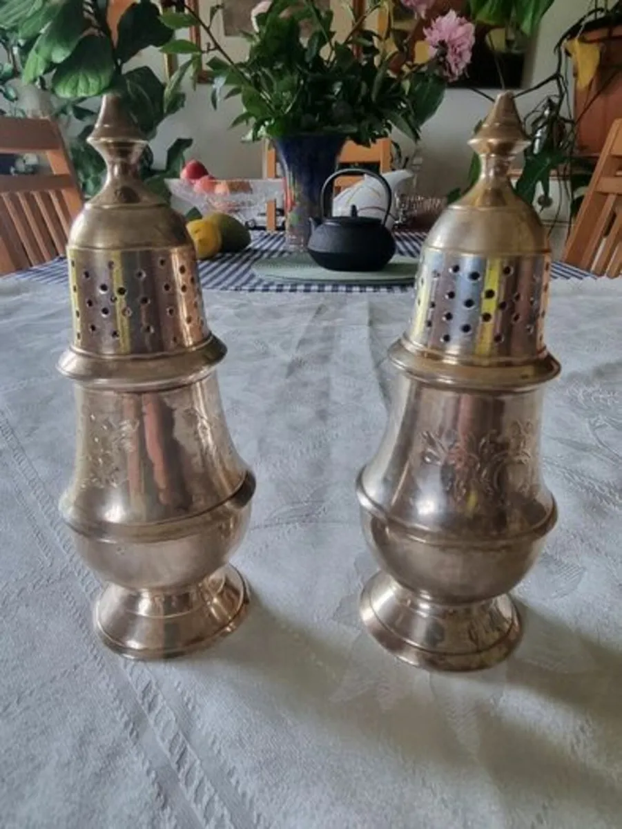 A pair of silver-plated salt shakers - Image 1