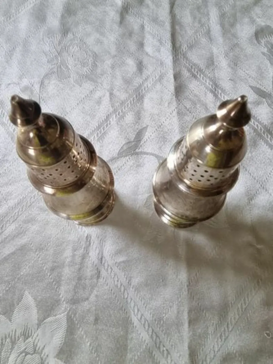 A pair of silver-plated salt shakers - Image 3