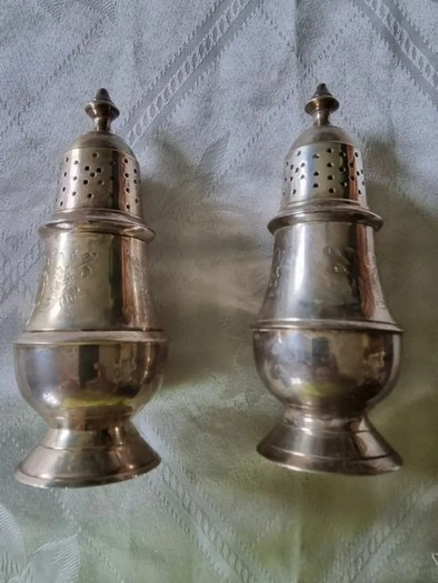 A pair of silver-plated salt shakers - Image 4
