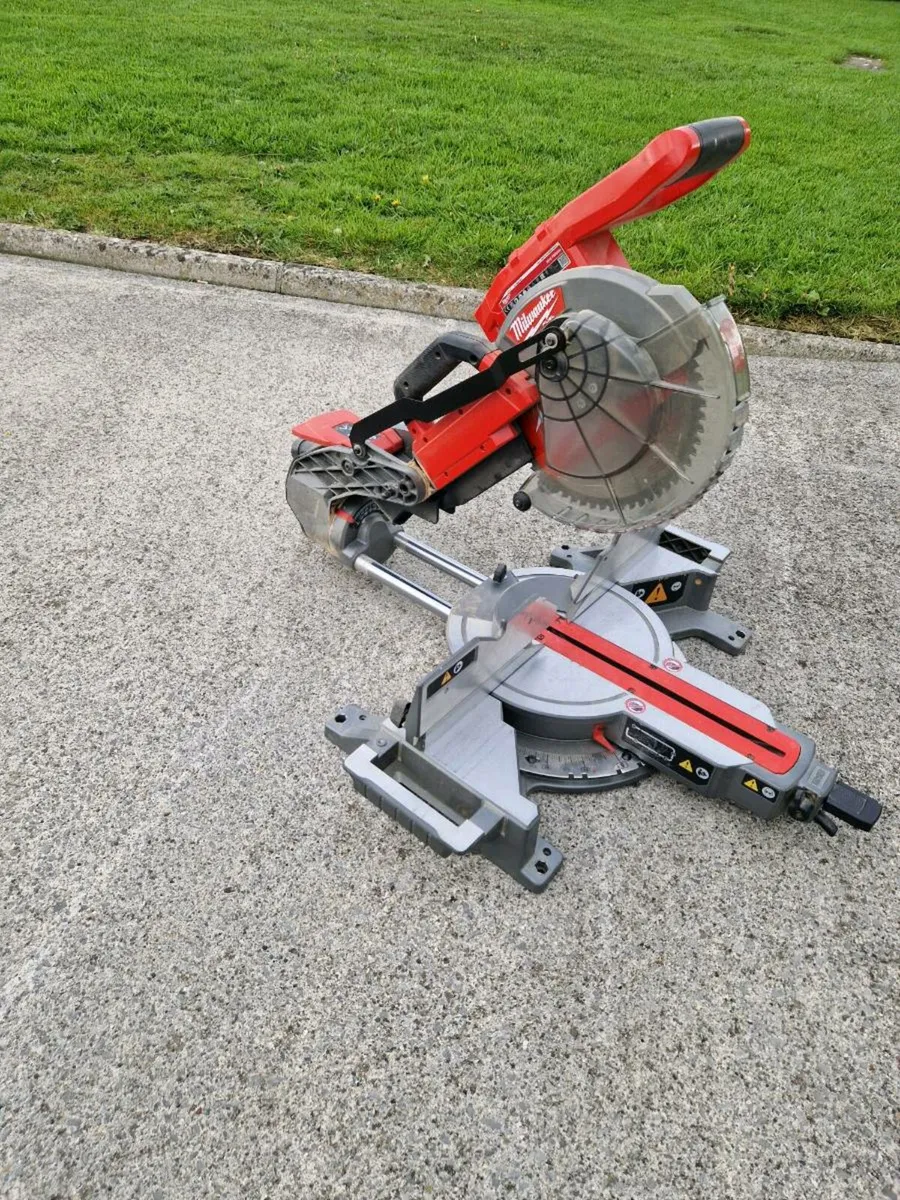 Milwaukee m18 254 cordless mitre saw - Image 1