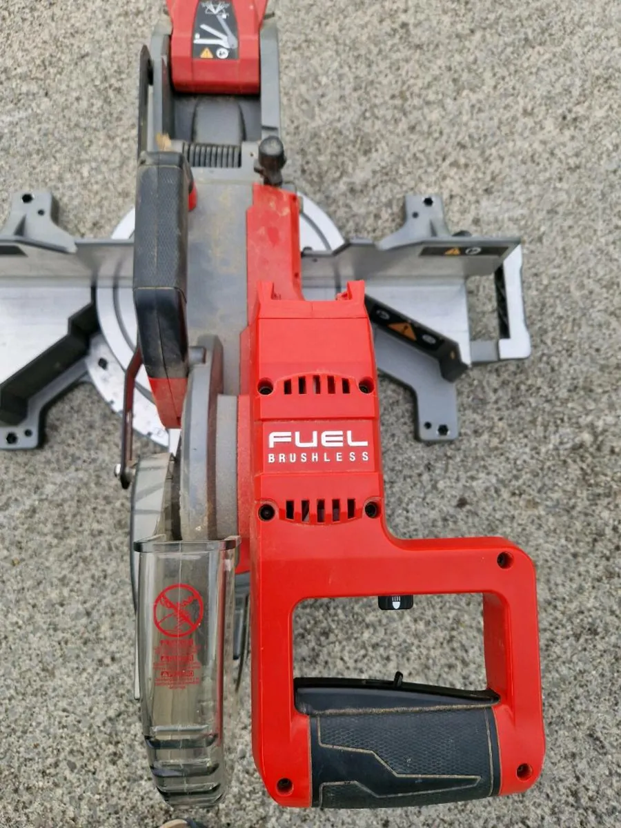 Milwaukee m18 254 cordless mitre saw - Image 2