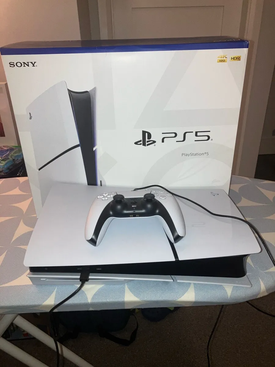 Play Station 5 & Controller - Disc Console