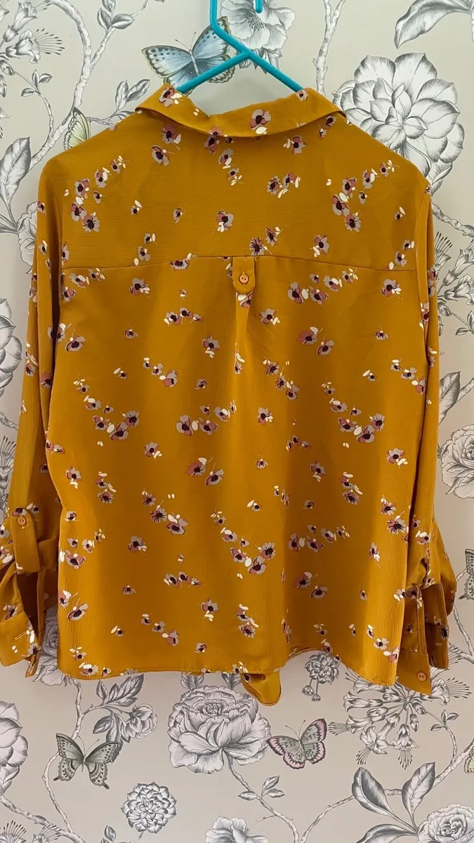 Women’s top 16 floral - Image 3