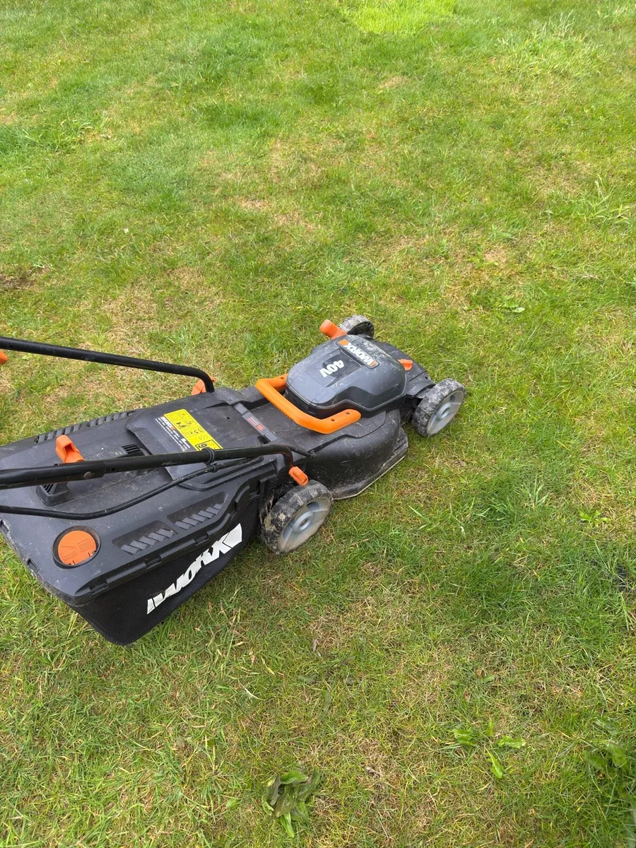 Lawnmower with battery powered - Image 1