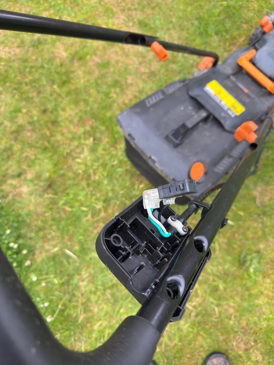 Lawnmower with battery powered - Image 3