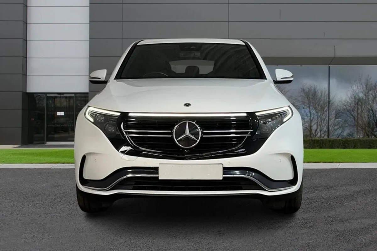 211 Mercedes EQC 400 Amg Line 4 Matic - Image 2
