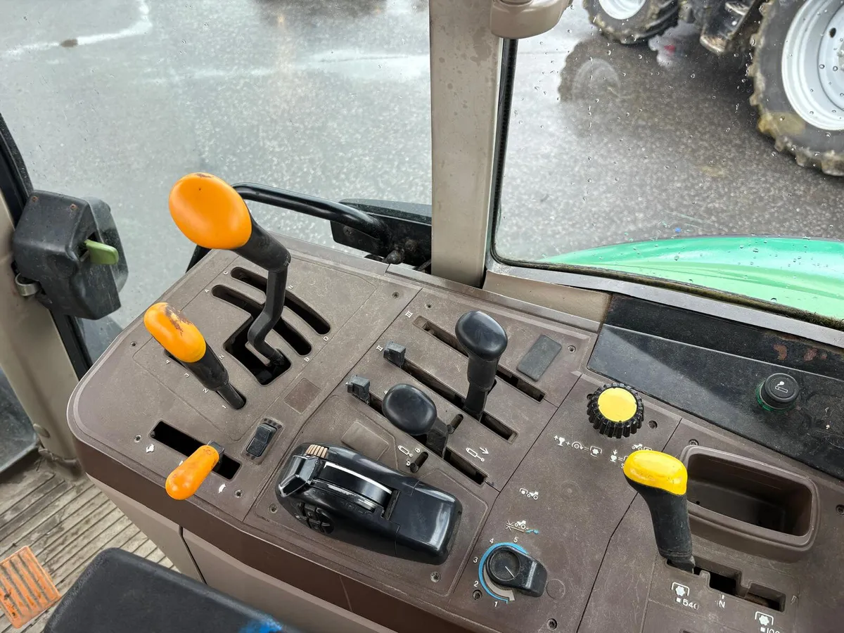 John Deere 6220 SE 2004 - Image 2