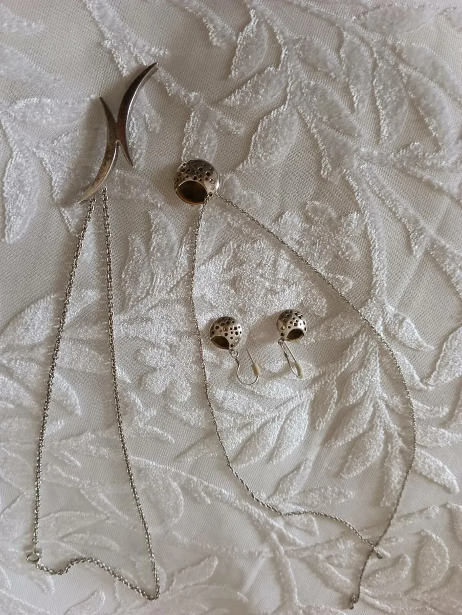 Beautiful set of earrings.chains. - Image 2