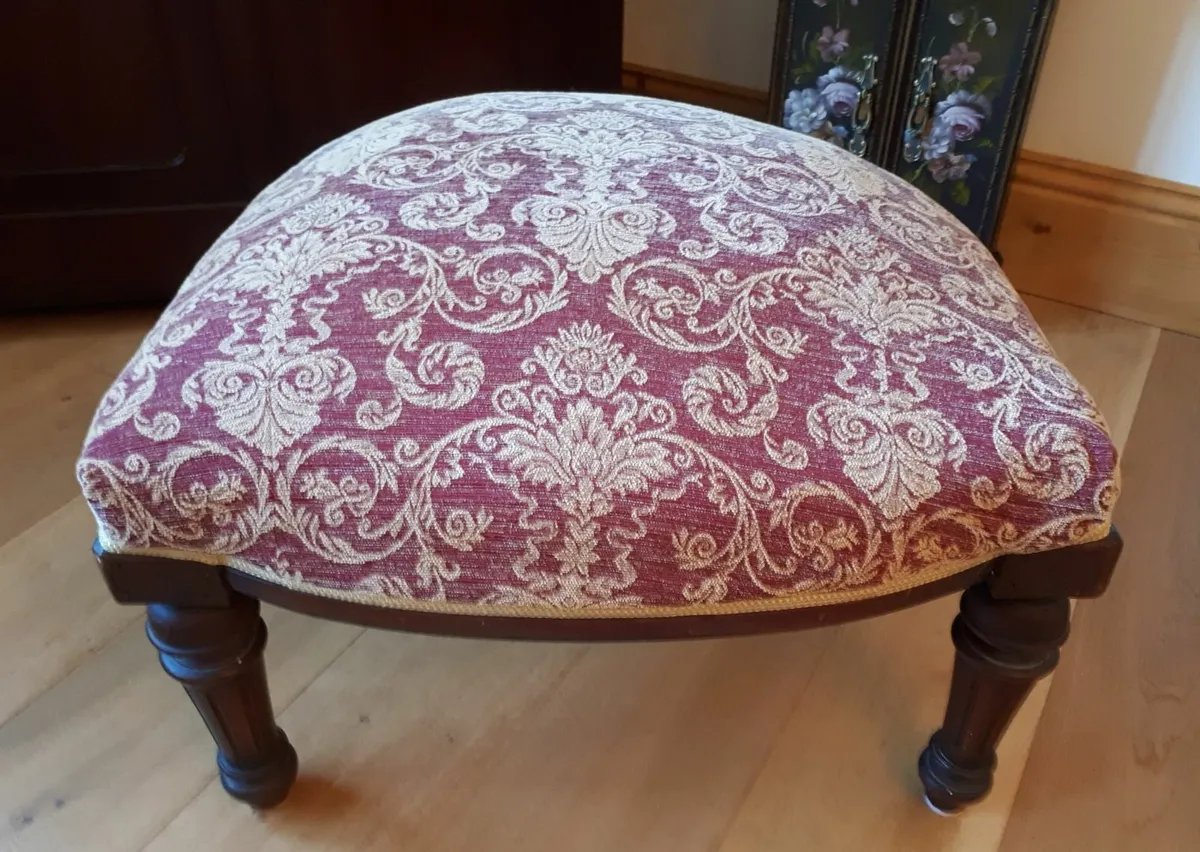 Vintage Baroque Sofa + 2 Armchairs & Footstool - Image 3
