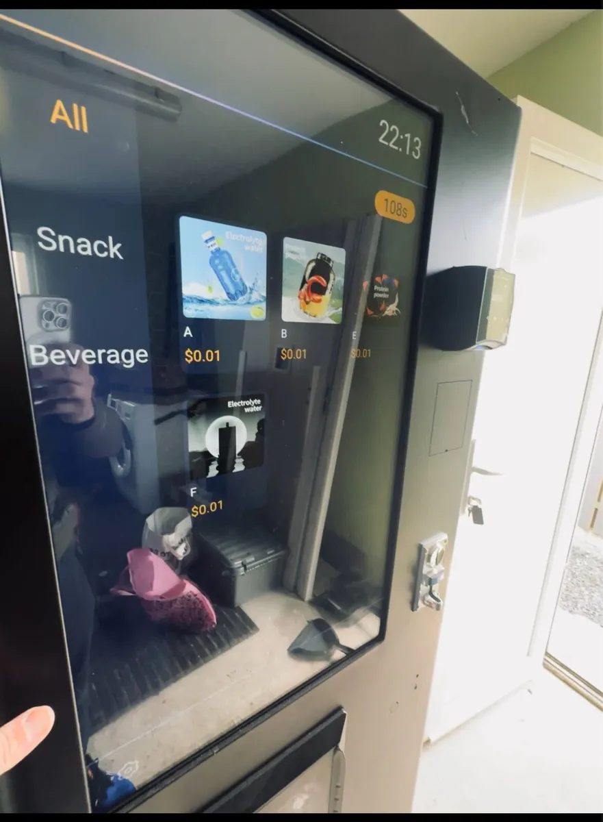 32 inch screen , vending machine  new use  1200 - Image 3