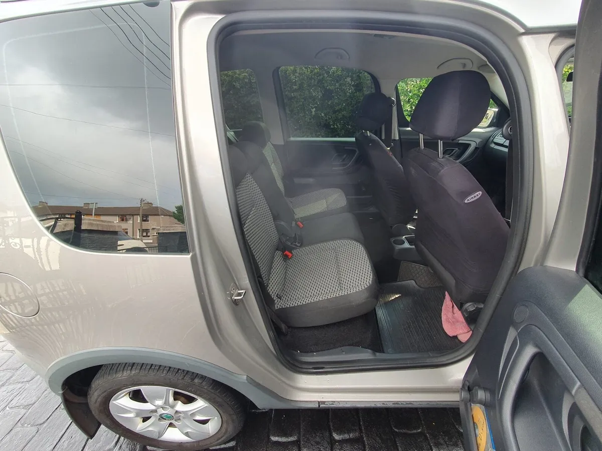 LOW LOW GENUINE MILAGE. SKODA ROOMSTER AMBITION - Image 3