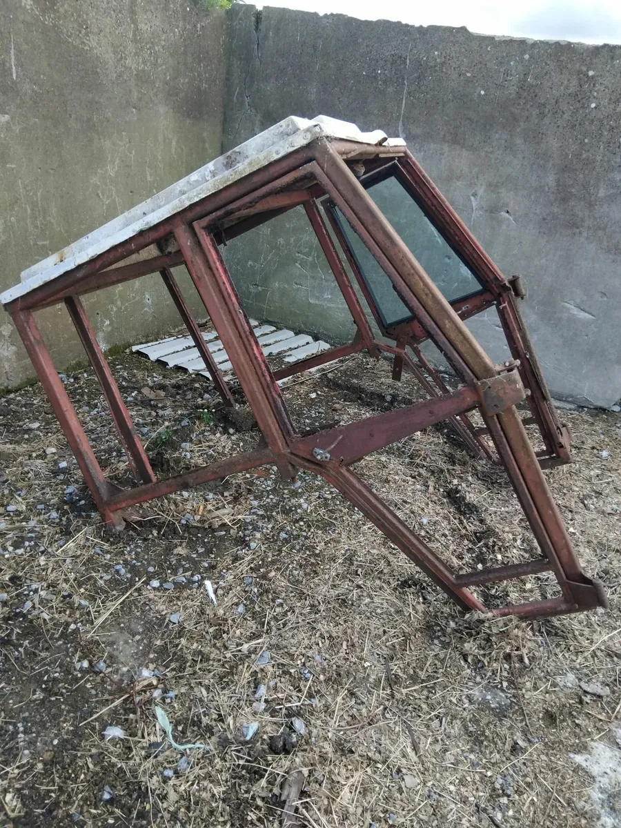 Tractor cab - Image 1