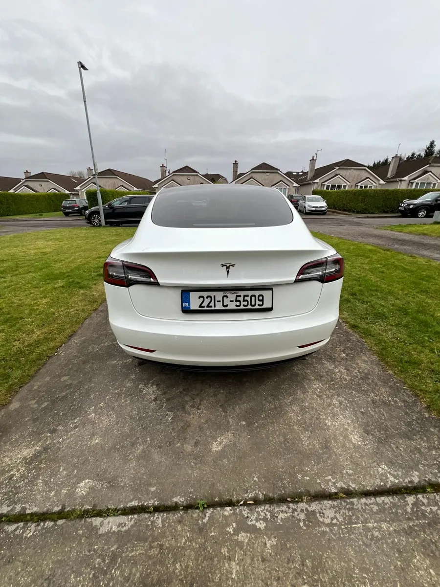 Tesla Model 3 2022 - Image 2