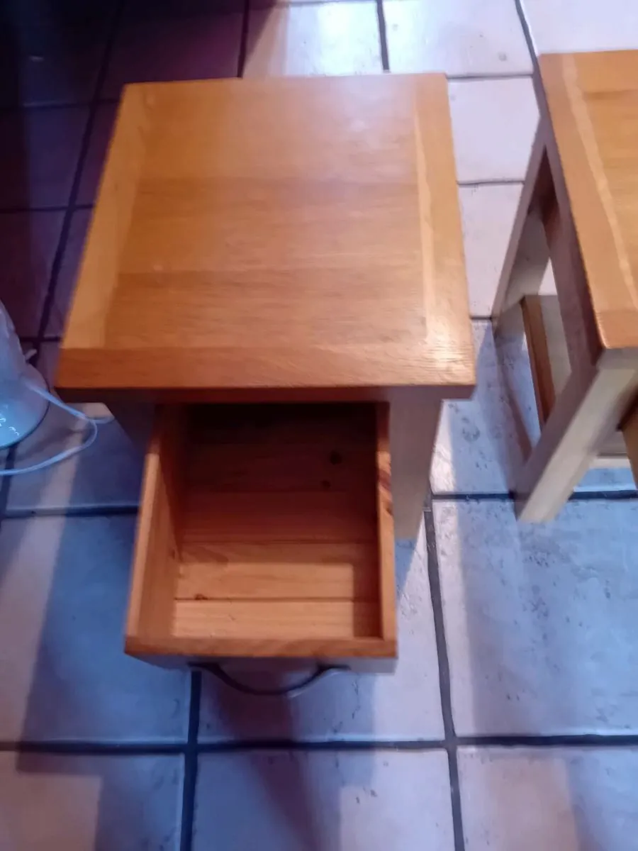 2 lamp tables solid oak 40 cash only - Image 4
