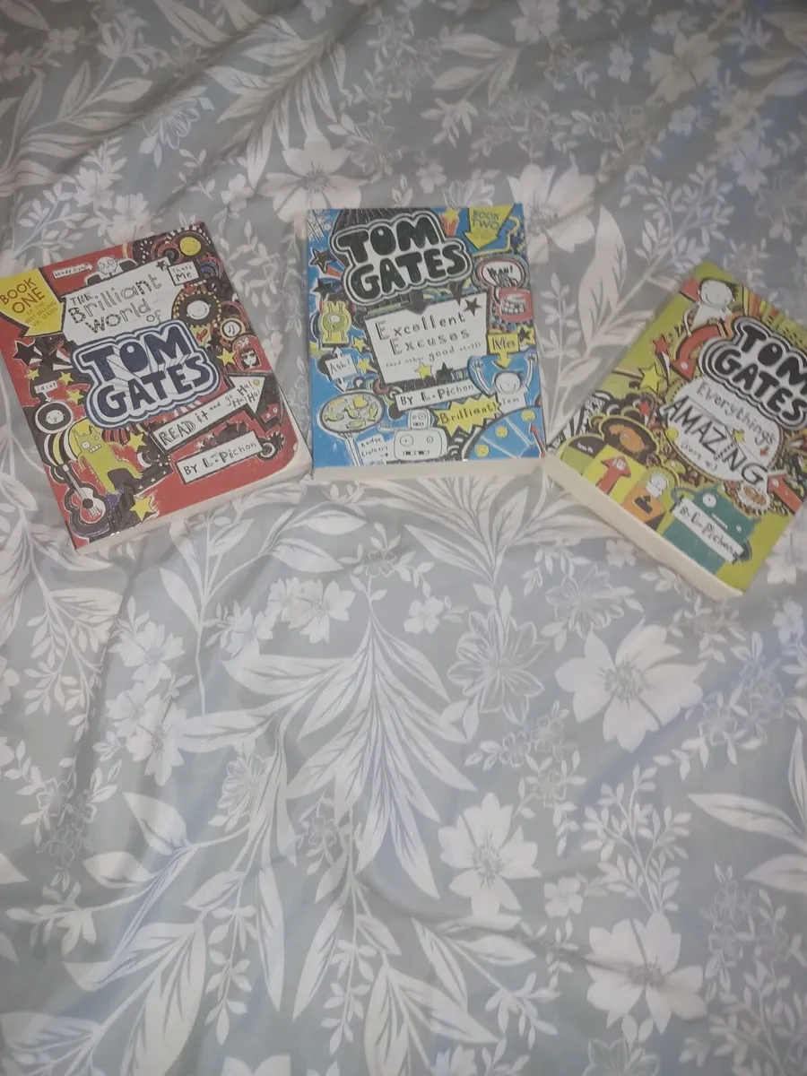 Tom Gates & Max Crumbly Kids Books x 6 - Image 1