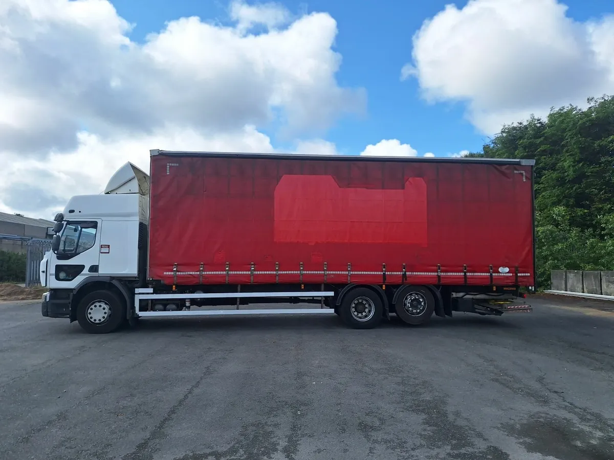 2017 Renault Trucks D26 6x2 Rigid Curtainside Euro - Image 4