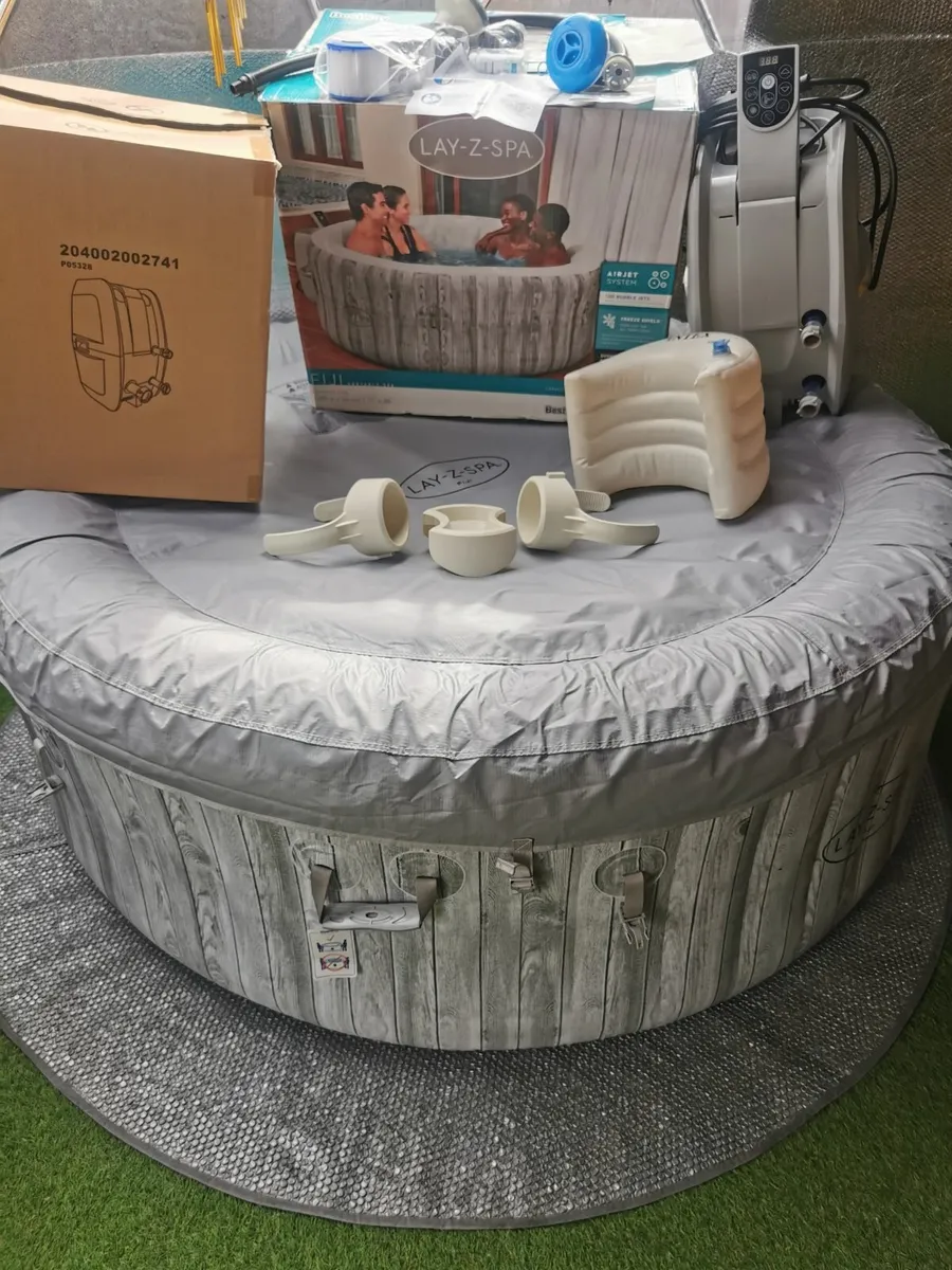 New Lay-Z-Spa Jacuzzi Fiji 2-4persons full set - Image 1