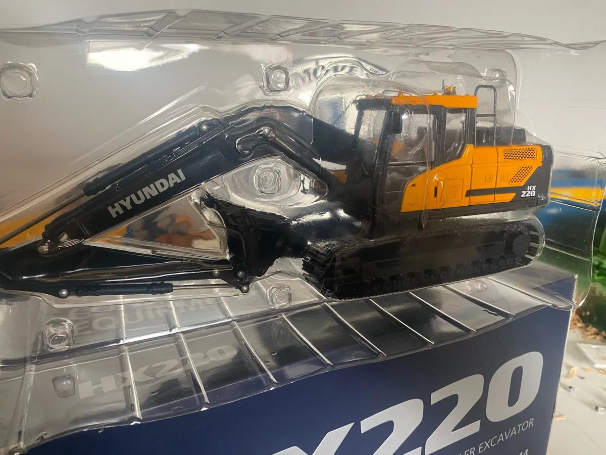 Hyundai HX 220 excavator 1:35 scale - Image 1