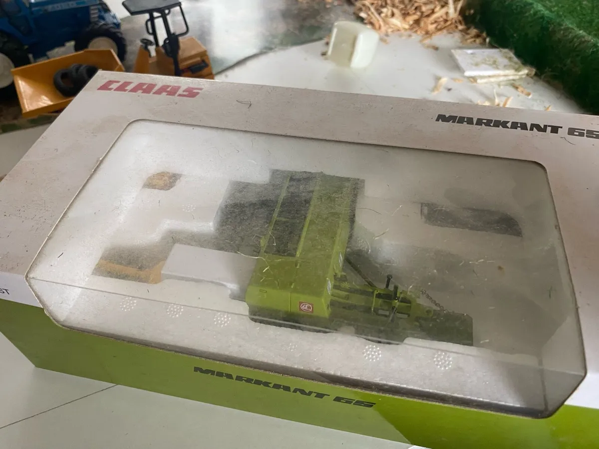 Claas markant 65 1:32 scale baler - Image 3