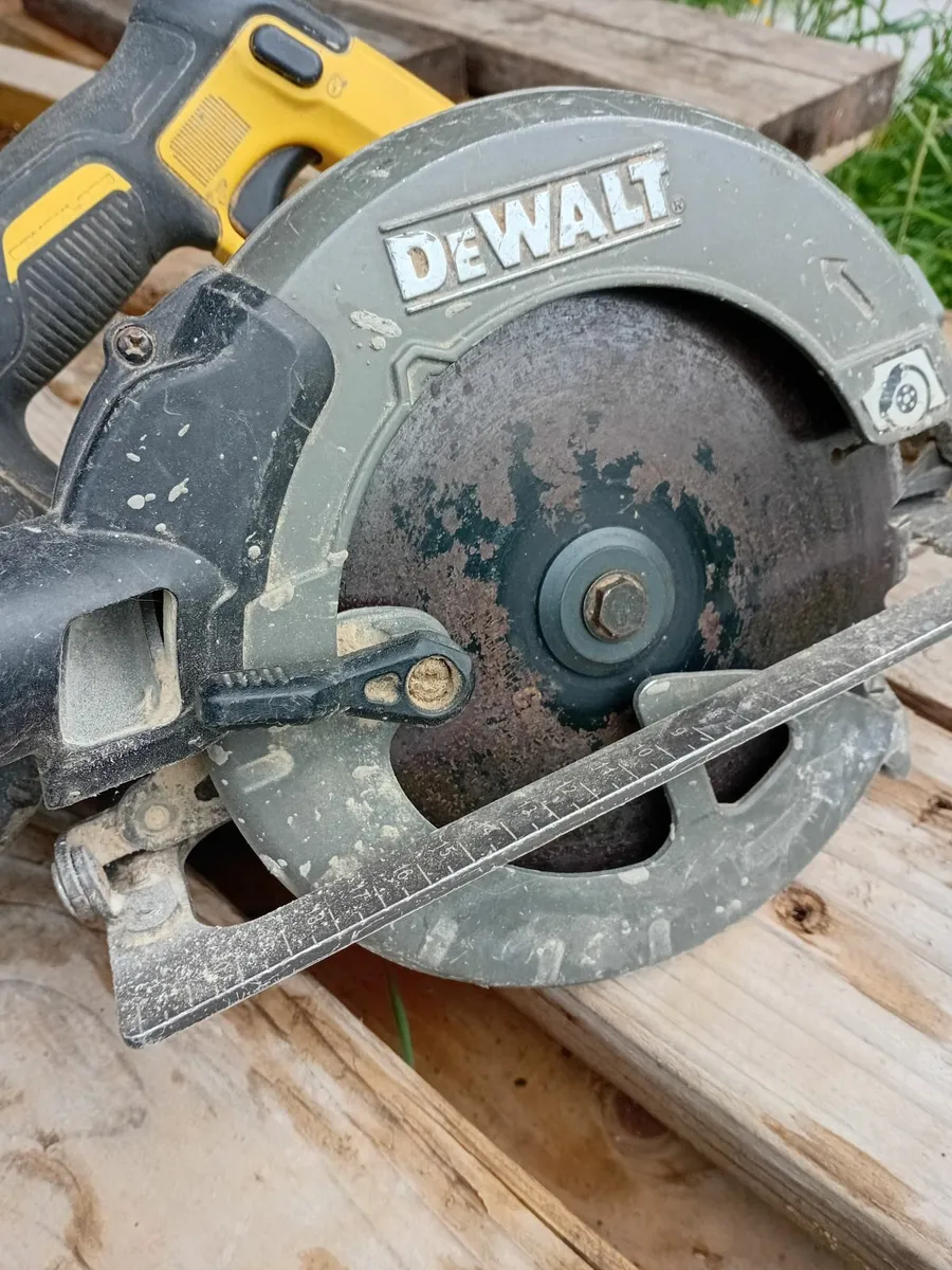 Dewalt DCS 575 Cordless saw w 54V Batt  Good saw, - Image 3
