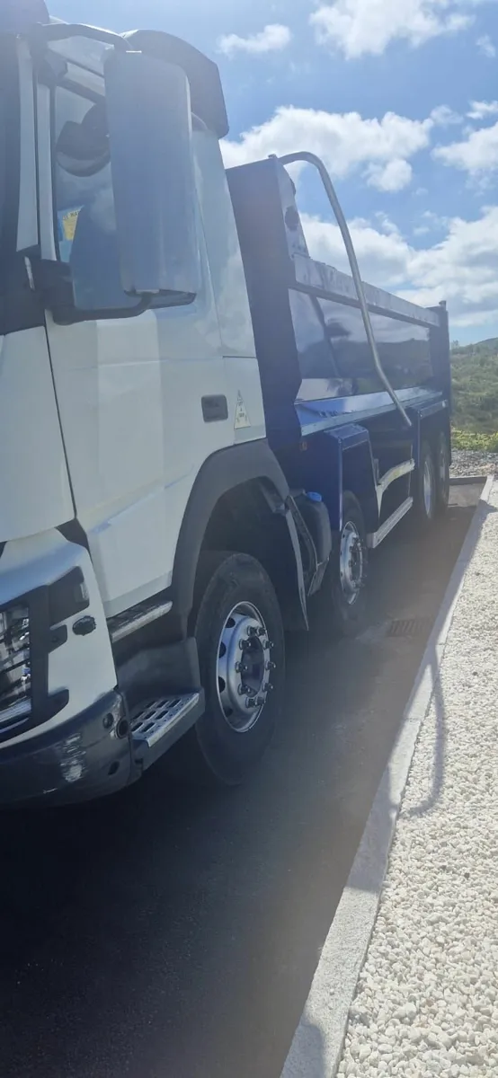 2016 VOLVO FMX 420 8X4 TIPPER - Image 2