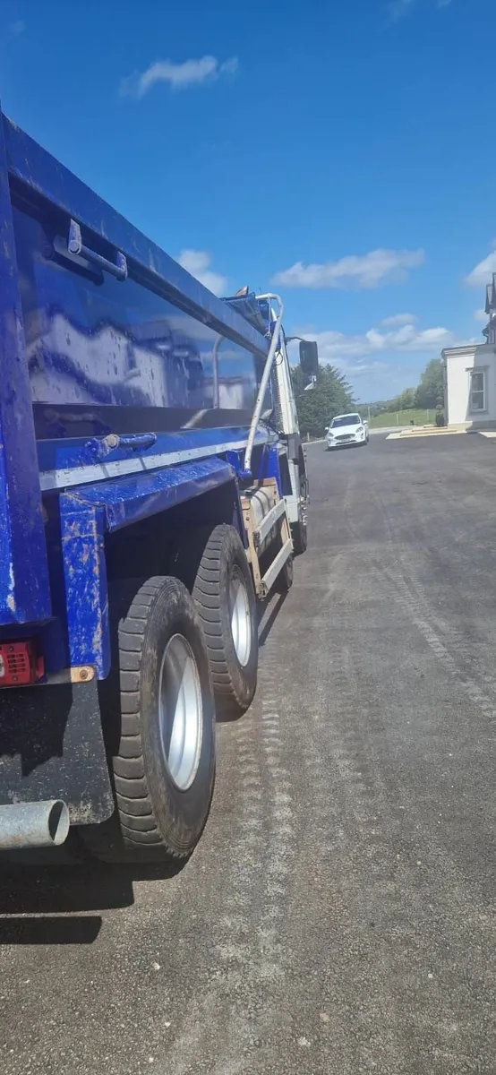 2016 VOLVO FMX 420 8X4 TIPPER - Image 3